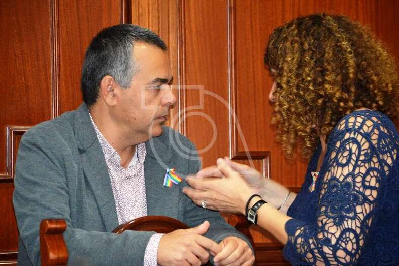 La interventora, de charla con el concejal Álvaro Monzón, en un reciente Pleno de Telde (Foto TA)